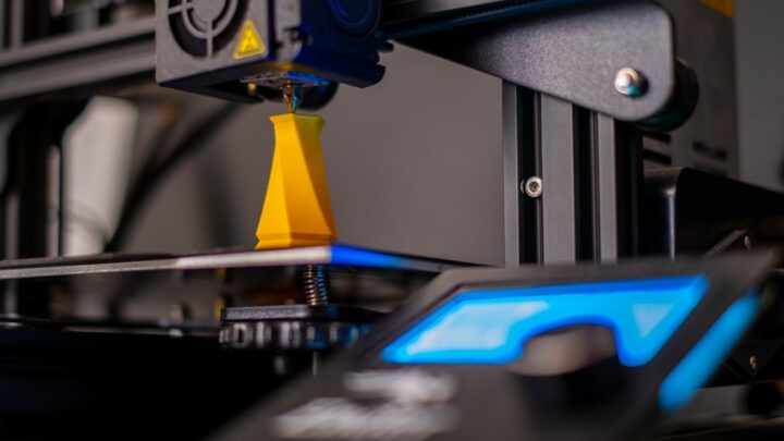 Jak wybrać drukarkę 3D dla początkujących – porównanie popularnych modeli i poradnik zakupu