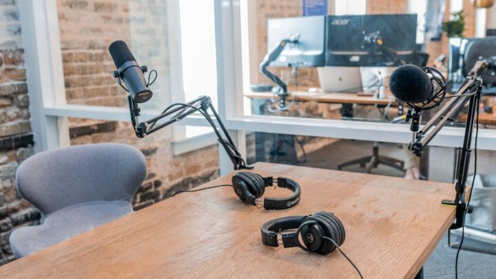 Jak wybrać mikrofon do podcastów w domu – Porównanie dynamicznych i pojemnościowych dla początkujących twórców (Kategorie: Mikrofony, Muzyka, Sprzęt)