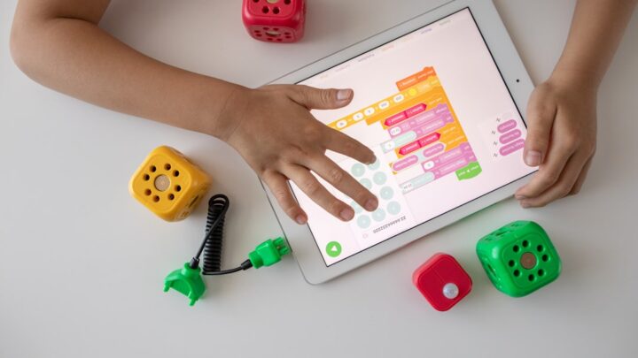 Programowanie dla dzieci: Najlepsze aplikacje i platformy do nauki kodowania dla najmłodszych (Minecraft, LEGO i inne)