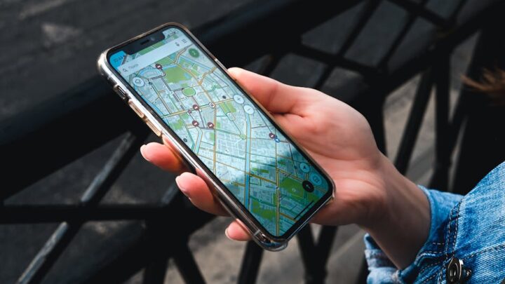 Smartfon w podróży: Niezbędne aplikacje, triki z internetem i ładowaniem, które ułatwią każdą wyprawę