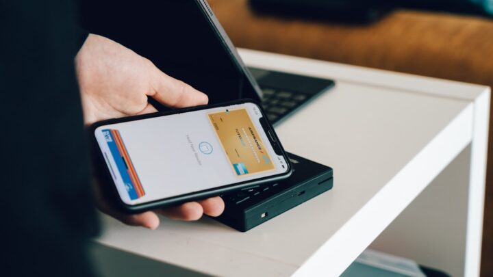 Co to jest i jak działa technologia NFC w smartfonach? Praktyczne zastosowania i porady dla użytkowników Android i iOS.