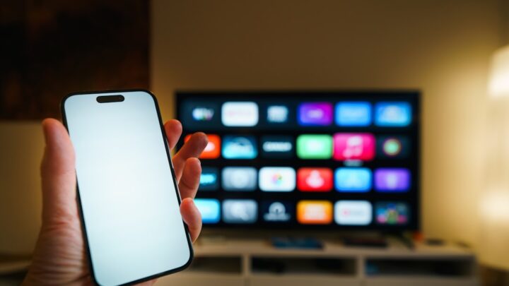 Jak bezprzewodowo wyświetlać ekran smartfona (Android, iPhone) na starszym telewizorze bez funkcji Smart TV? Kompletny poradnik.