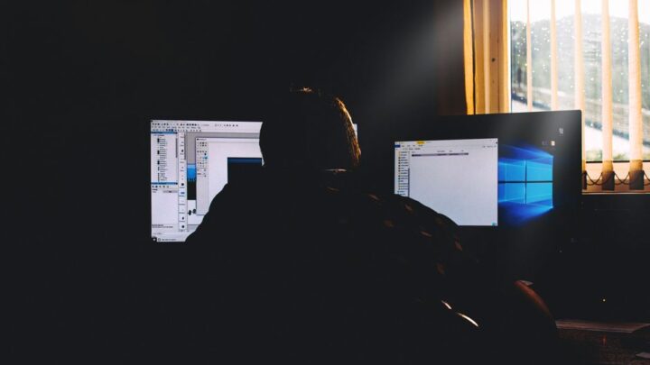 Jak zdiagnozować i naprawić problemy z migotaniem ekranu monitora (flickering) w Windows 10/11: Poradnik dla graczy i grafików