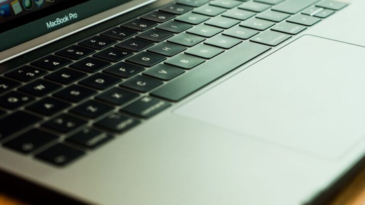 Rozwiązywanie problemów z niedziałającym trackpadem w MacBookach: Diagnostyka i proste naprawy dla użytkowników macOS