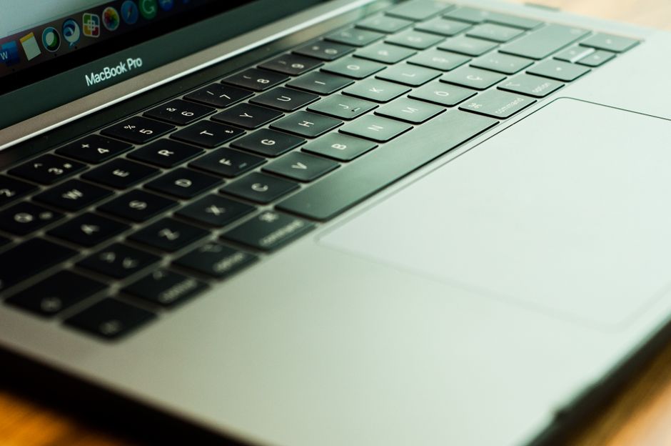 Rozwiązywanie problemów z niedziałającym trackpadem w MacBookach: Diagnostyka i proste naprawy dla użytkowników macOS