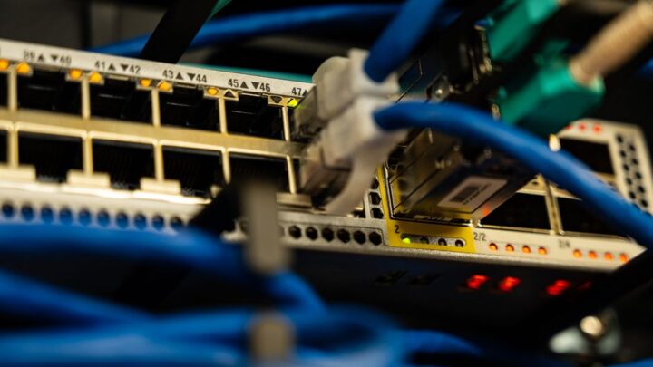 Aktualizacja firmware routera: Jak bezpiecznie instalować nowe oprogramowanie i rozszerzać funkcje (np. OpenWRT)?