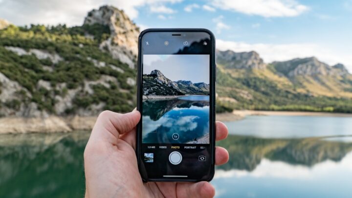 Edycja zdjęć i wideo na smartfonie jak profesjonalista: Przewodnik po zaawansowanych aplikacjach mobilnych i akcesoriach (filtry, gimbale, obiektywy)