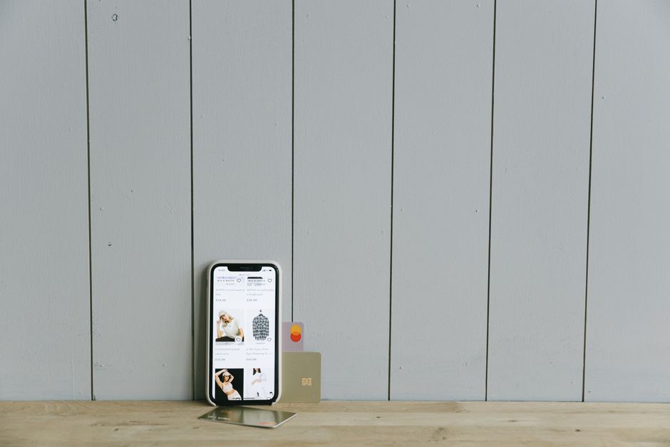 Jak bezpiecznie sprzedawać elektronikę (używany smartfon, laptop) online: Poradnik od przygotowania do wysyłki?