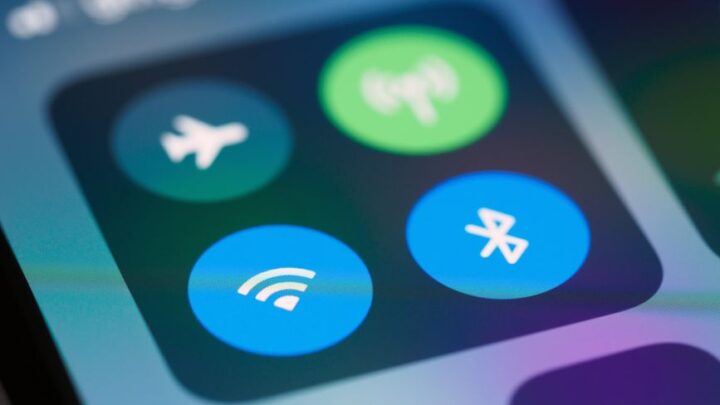 Jak efektywnie używać Trybu Samolotowego (Airplane Mode) na smartfonie: Ukryte zastosowania poza podróżami lotniczymi?