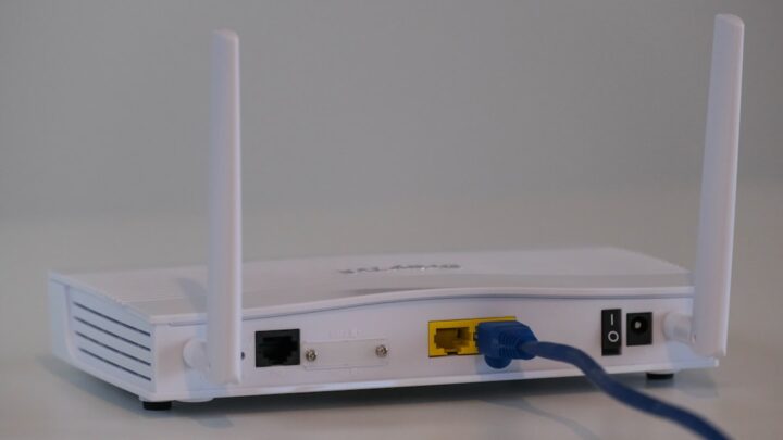 Jak skonfigurować port forwarding (przekierowanie portów) w routerze dla gier online i usług domowych (np. NAS, monitoring).