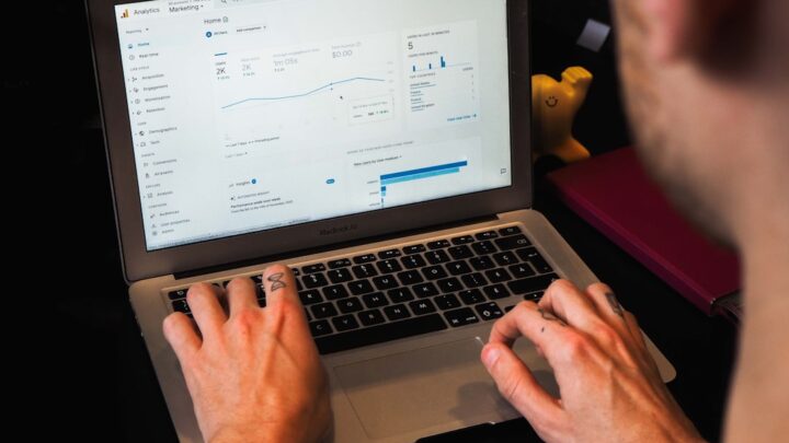 Jak stworzyć efektywny dashboard w Google Analytics 4 (GA4) do monitorowania ruchu na blogu?
