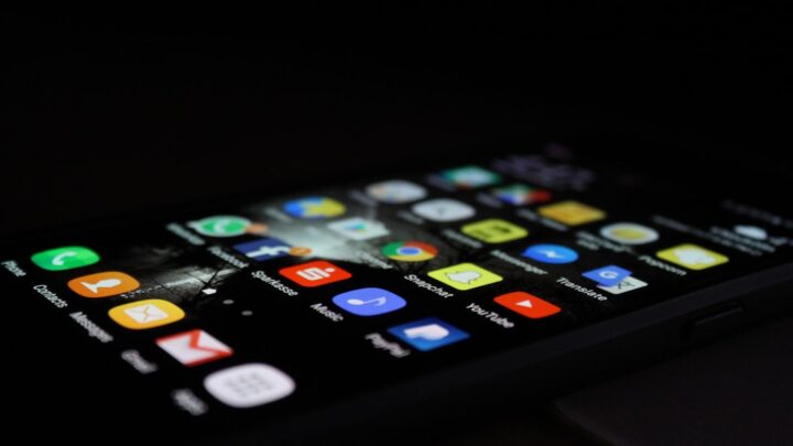 Jak wydłużyć żywotność smartfona z Androidem: Wskazówki dotyczące pielęgnacji, aktualizacji i wymiany komponentów.