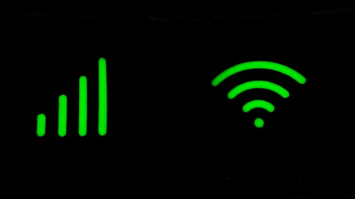Jak zdiagnozować i naprawić problemy z niskim poziomem sygnału WiFi w laptopie?