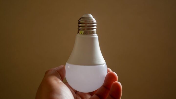Optymalizacja inteligentnych urządzeń domowych pod kątem efektywności energetycznej w godzinach szczytu – Jak obniżyć rachunki za prąd smart home?