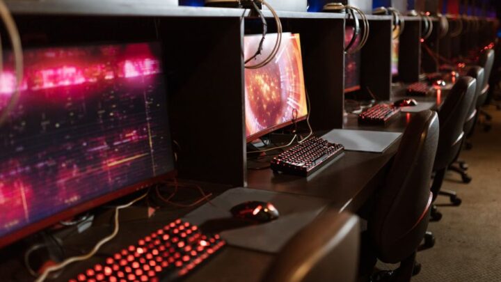 Optymalizacja ustawień wielu monitorów dla graczy: Jak połączyć różne rozdzielczości i odświeżania na PC?