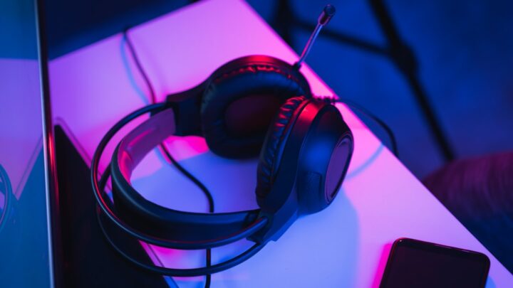 Słuchawki gamingowe z dźwiękiem przestrzennym: Jak skonfigurować Dolby Atmos, DTS Headphone:X i 7.1 Virtual Surround na PC i konsolach dla przewagi w grach?