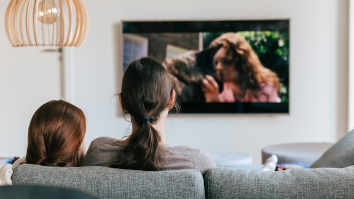 Smart TV działa wolno lub zacina się? Jak zoptymalizować wydajność i rozwiązać problemy z aplikacjami?