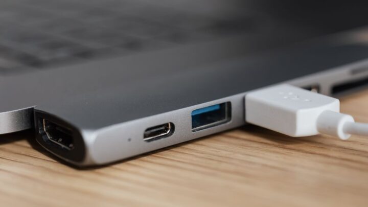 Wybór i konfiguracja stacji dokującej USB-C/Thunderbolt dla laptopów – Jak rozszerzyć możliwości portów i usprawnić stanowisko pracy (Windows/Mac)?