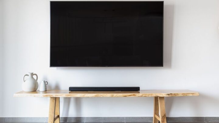 Jak podłączyć soundbar z TV: eARC, Atmos, problemy