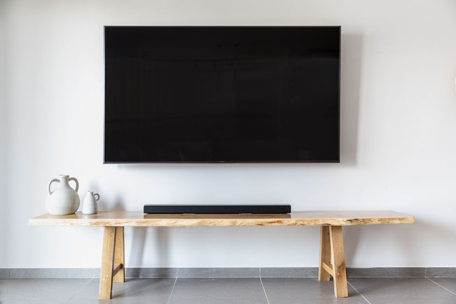 Jak podłączyć soundbar z TV: eARC, Atmos, problemy
