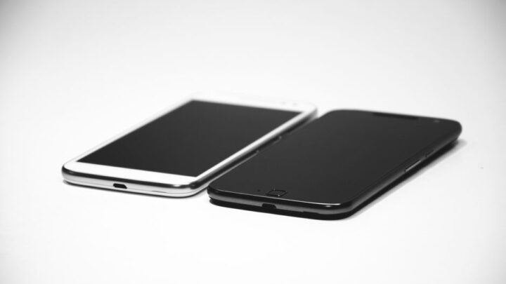 Smartfon jako projektor: Jak podłączyć telefon w podróży