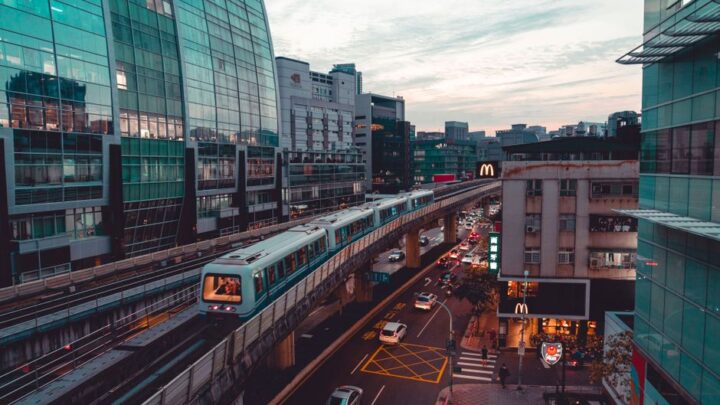 AI w transporcie publicznym: Optymalizacja tras i podróży