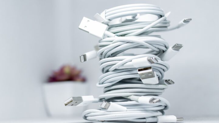 Bezpieczeństwo USB-C: Rozpoznaj podróbki kabli i ładowarek