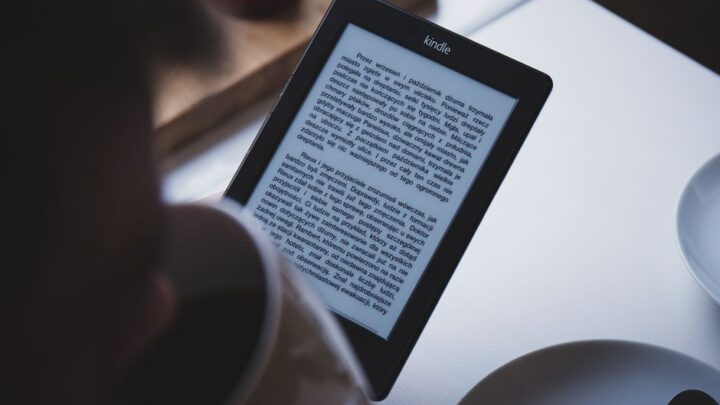 Jak efektywnie wykorzystać darmowe e-booki i audiobooki: Znajdź legalne źródła i zorganizuj swoją cyfrową