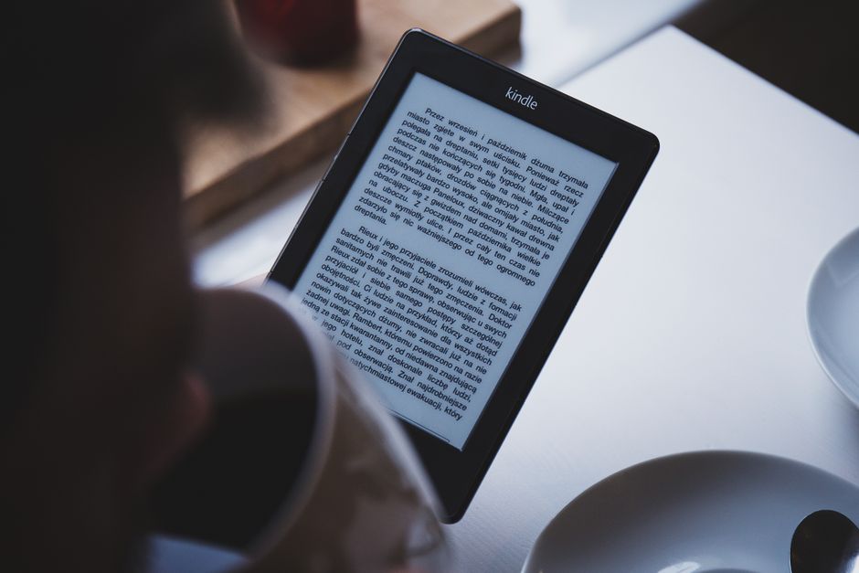 Jak efektywnie wykorzystać darmowe e-booki i audiobooki: Znajdź legalne źródła i zorganizuj swoją cyfrową
