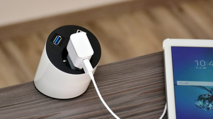 Bezpieczne ładowanie smartfona w podróży – pułapki USB